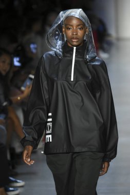 New York, Ny - Eylül 07: Manken New York moda haftası sırasında kavramı Kore için pist yürür: gösterir Galerisi ben New York'ta 7 Eylül 2018 bahar stüdyolarında.