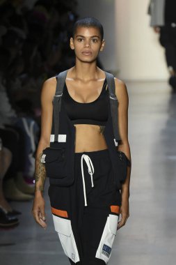 New York, Ny - Eylül 07: Manken New York moda haftası sırasında kavramı Kore için pist yürür: gösterir Galerisi ben New York'ta 7 Eylül 2018 bahar stüdyolarında.