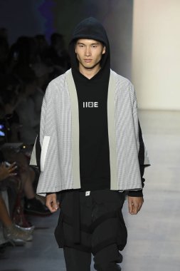 New York, Ny - Eylül 07: Manken New York moda haftası sırasında kavramı Kore için pist yürür: gösterir Galerisi ben New York'ta 7 Eylül 2018 bahar stüdyolarında.