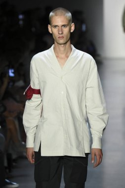 New York, Ny - Eylül 07: Manken New York moda haftası sırasında kavramı Kore için pist yürür: gösterir Galerisi ben New York'ta 7 Eylül 2018 bahar stüdyolarında.