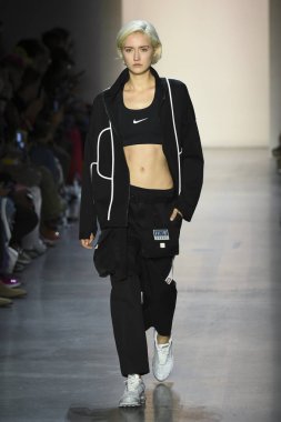 New York, Ny - Eylül 07: Manken New York moda haftası sırasında kavramı Kore için pist yürür: gösterir Galerisi ben New York'ta 7 Eylül 2018 bahar stüdyolarında.