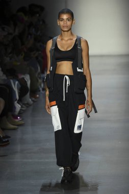 New York, Ny - Eylül 07: Manken New York moda haftası sırasında kavramı Kore için pist yürür: gösterir Galerisi ben New York'ta 7 Eylül 2018 bahar stüdyolarında.