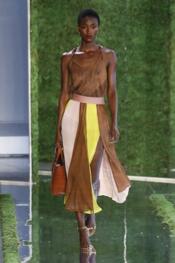 New York, Ny - Eylül 07: Manken New York moda haftası sırasında Cushnie için pist yürür: gösterir Galerisi ben New York'ta 7 Eylül 2018 bahar stüdyolarında.