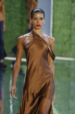 New York, Ny - Eylül 07: Manken New York moda haftası sırasında Cushnie için pist yürür: gösterir Galerisi ben New York'ta 7 Eylül 2018 bahar stüdyolarında.