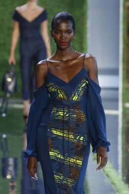 New York, Ny - Eylül 07: Manken New York moda haftası sırasında Cushnie için pist yürür: gösterir Galerisi ben New York'ta 7 Eylül 2018 bahar stüdyolarında.