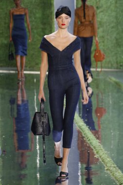 New York, Ny - Eylül 07: Manken New York moda haftası sırasında Cushnie için pist yürür: gösterir Galerisi ben New York'ta 7 Eylül 2018 bahar stüdyolarında.