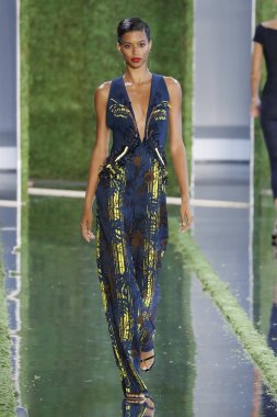 New York, Ny - Eylül 07: Manken New York moda haftası sırasında Cushnie için pist yürür: gösterir Galerisi ben New York'ta 7 Eylül 2018 bahar stüdyolarında.