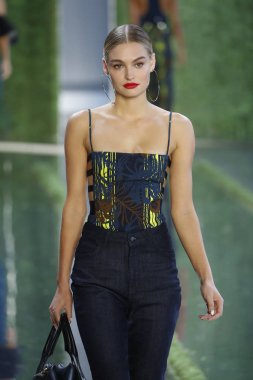 New York, Ny - Eylül 07: Manken New York moda haftası sırasında Cushnie için pist yürür: gösterir Galerisi ben New York'ta 7 Eylül 2018 bahar stüdyolarında.