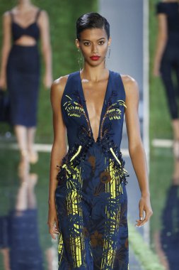 New York, Ny - Eylül 07: Manken New York moda haftası sırasında Cushnie için pist yürür: gösterir Galerisi ben New York'ta 7 Eylül 2018 bahar stüdyolarında.