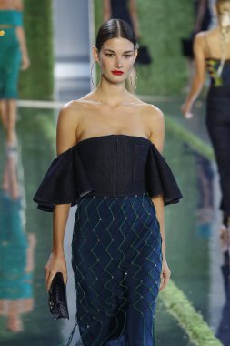 New York, Ny - Eylül 07: Manken New York moda haftası sırasında Cushnie için pist yürür: gösterir Galerisi ben New York'ta 7 Eylül 2018 bahar stüdyolarında.