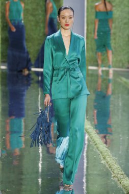 New York, Ny - Eylül 07: Manken New York moda haftası sırasında Cushnie için pist yürür: gösterir Galerisi ben New York'ta 7 Eylül 2018 bahar stüdyolarında.