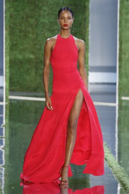 New York, Ny - Eylül 07: Manken New York moda haftası sırasında Cushnie için pist yürür: gösterir Galerisi ben New York'ta 7 Eylül 2018 bahar stüdyolarında.