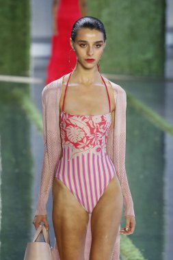 New York, Ny - Eylül 07: Manken New York moda haftası sırasında Cushnie için pist yürür: gösterir Galerisi ben New York'ta 7 Eylül 2018 bahar stüdyolarında.