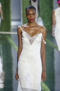 New York, Ny - Eylül 07: Manken New York moda haftası sırasında Cushnie için pist yürür: gösterir Galerisi ben New York'ta 7 Eylül 2018 bahar stüdyolarında.