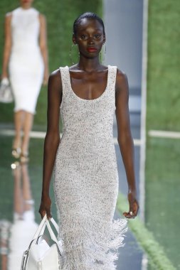 New York, Ny - Eylül 07: Manken New York moda haftası sırasında Cushnie için pist yürür: gösterir Galerisi ben New York'ta 7 Eylül 2018 bahar stüdyolarında.
