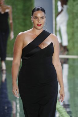 New York, Ny - Eylül 07: Manken New York moda haftası sırasında Cushnie için pist yürür: gösterir Galerisi ben New York'ta 7 Eylül 2018 bahar stüdyolarında.