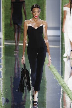 New York, Ny - Eylül 07: Manken New York moda haftası sırasında Cushnie için pist yürür: gösterir Galerisi ben New York'ta 7 Eylül 2018 bahar stüdyolarında.