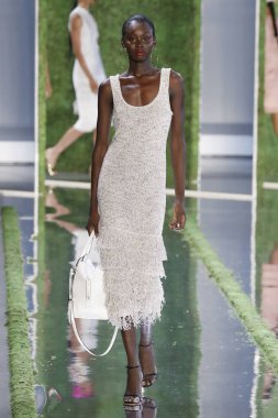 New York, Ny - Eylül 07: Manken New York moda haftası sırasında Cushnie için pist yürür: gösterir Galerisi ben New York'ta 7 Eylül 2018 bahar stüdyolarında.