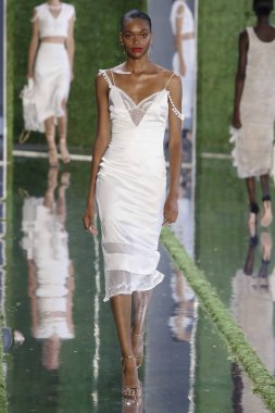 New York, Ny - Eylül 07: Manken New York moda haftası sırasında Cushnie için pist yürür: gösterir Galerisi ben New York'ta 7 Eylül 2018 bahar stüdyolarında.