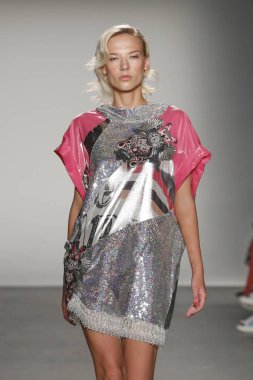 New York, Ny - Eylül 08: Custo Barcelona pist göster New York moda haftası sırasında bir modeli yürüyüşler: gösterir de New York City Pier 59 üzerinde 8 Eylül 2018.