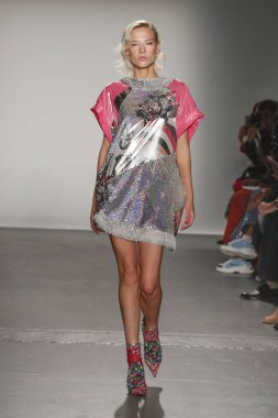 New York, Ny - Eylül 08: Custo Barcelona pist göster New York moda haftası sırasında bir modeli yürüyüşler: gösterir de New York City Pier 59 üzerinde 8 Eylül 2018.