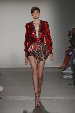 New York, Ny - Eylül 08: Custo Barcelona pist göster New York moda haftası sırasında bir modeli yürüyüşler: gösterir de New York City Pier 59 üzerinde 8 Eylül 2018.