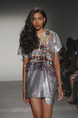 New York, Ny - Eylül 08: Custo Barcelona pist göster New York moda haftası sırasında bir modeli yürüyüşler: gösterir de New York City Pier 59 üzerinde 8 Eylül 2018.