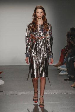 New York, Ny - Eylül 08: Custo Barcelona pist göster New York moda haftası sırasında bir modeli yürüyüşler: gösterir de New York City Pier 59 üzerinde 8 Eylül 2018.