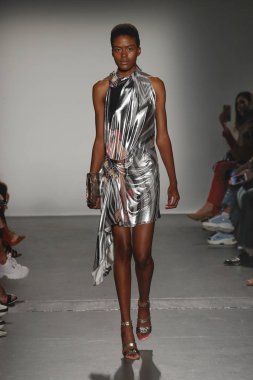 New York, Ny - Eylül 08: Custo Barcelona pist göster New York moda haftası sırasında bir modeli yürüyüşler: gösterir de New York City Pier 59 üzerinde 8 Eylül 2018.