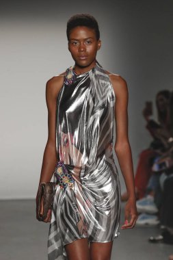 New York, Ny - Eylül 08: Custo Barcelona pist göster New York moda haftası sırasında bir modeli yürüyüşler: gösterir de New York City Pier 59 üzerinde 8 Eylül 2018.