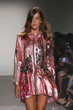 New York, Ny - Eylül 08: Custo Barcelona pist göster New York moda haftası sırasında bir modeli yürüyüşler: gösterir de New York City Pier 59 üzerinde 8 Eylül 2018.