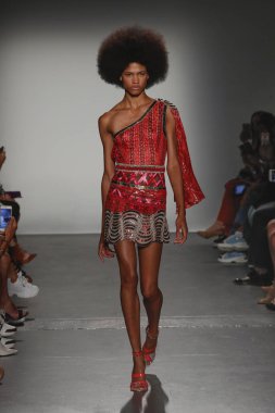 New York, Ny - Eylül 08: Custo Barcelona pist göster New York moda haftası sırasında bir modeli yürüyüşler: gösterir de New York City Pier 59 üzerinde 8 Eylül 2018.