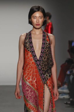 New York, Ny - Eylül 08: Custo Barcelona pist göster New York moda haftası sırasında bir modeli yürüyüşler: gösterir de New York City Pier 59 üzerinde 8 Eylül 2018.