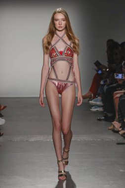 New York, Ny - Eylül 08: Custo Barcelona pist göster New York moda haftası sırasında bir modeli yürüyüşler: gösterir de New York City Pier 59 üzerinde 8 Eylül 2018.