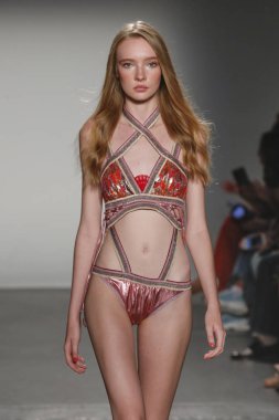 New York, Ny - Eylül 08: Custo Barcelona pist göster New York moda haftası sırasında bir modeli yürüyüşler: gösterir de New York City Pier 59 üzerinde 8 Eylül 2018.