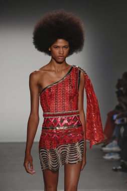 New York, Ny - Eylül 08: Custo Barcelona pist göster New York moda haftası sırasında bir modeli yürüyüşler: gösterir de New York City Pier 59 üzerinde 8 Eylül 2018.