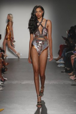 New York, Ny - Eylül 08: Custo Barcelona pist göster New York moda haftası sırasında bir modeli yürüyüşler: gösterir de New York City Pier 59 üzerinde 8 Eylül 2018.