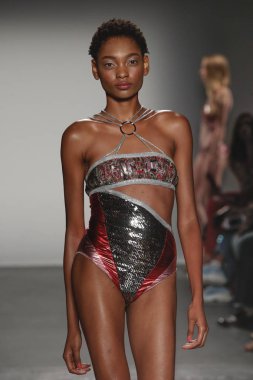 New York, Ny - Eylül 08: Custo Barcelona pist göster New York moda haftası sırasında bir modeli yürüyüşler: gösterir de New York City Pier 59 üzerinde 8 Eylül 2018.