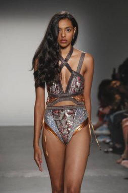 New York, Ny - Eylül 08: Custo Barcelona pist göster New York moda haftası sırasında bir modeli yürüyüşler: gösterir de New York City Pier 59 üzerinde 8 Eylül 2018.