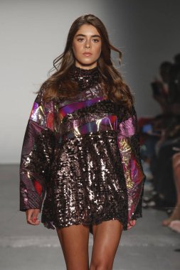 New York, Ny - Eylül 08: Custo Barcelona pist göster New York moda haftası sırasında bir modeli yürüyüşler: gösterir de New York City Pier 59 üzerinde 8 Eylül 2018.