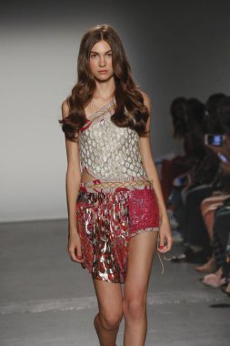 New York, Ny - Eylül 08: Custo Barcelona pist göster New York moda haftası sırasında bir modeli yürüyüşler: gösterir de New York City Pier 59 üzerinde 8 Eylül 2018.