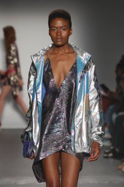 New York, Ny - Eylül 08: Custo Barcelona pist göster New York moda haftası sırasında bir modeli yürüyüşler: gösterir de New York City Pier 59 üzerinde 8 Eylül 2018.