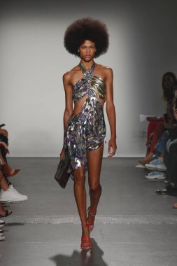 New York, Ny - Eylül 08: Custo Barcelona pist göster New York moda haftası sırasında bir modeli yürüyüşler: gösterir de New York City Pier 59 üzerinde 8 Eylül 2018.