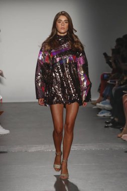 New York, Ny - Eylül 08: Custo Barcelona pist göster New York moda haftası sırasında bir modeli yürüyüşler: gösterir de New York City Pier 59 üzerinde 8 Eylül 2018.