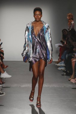 New York, Ny - Eylül 08: Custo Barcelona pist göster New York moda haftası sırasında bir modeli yürüyüşler: gösterir de New York City Pier 59 üzerinde 8 Eylül 2018.