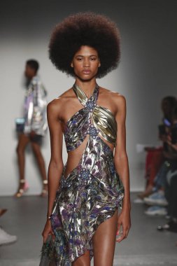 New York, Ny - Eylül 08: Custo Barcelona pist göster New York moda haftası sırasında bir modeli yürüyüşler: gösterir de New York City Pier 59 üzerinde 8 Eylül 2018.