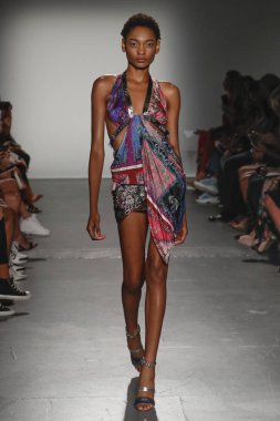 New York, Ny - Eylül 08: Custo Barcelona pist göster New York moda haftası sırasında bir modeli yürüyüşler: gösterir de New York City Pier 59 üzerinde 8 Eylül 2018.