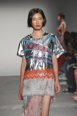 New York, Ny - Eylül 08: Custo Barcelona pist göster New York moda haftası sırasında bir modeli yürüyüşler: gösterir de New York City Pier 59 üzerinde 8 Eylül 2018.