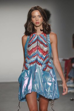 New York, Ny - Eylül 08: Custo Barcelona pist göster New York moda haftası sırasında bir modeli yürüyüşler: gösterir de New York City Pier 59 üzerinde 8 Eylül 2018.