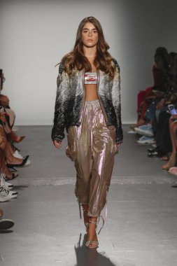 New York, Ny - Eylül 08: Custo Barcelona pist göster New York moda haftası sırasında bir modeli yürüyüşler: gösterir de New York City Pier 59 üzerinde 8 Eylül 2018.